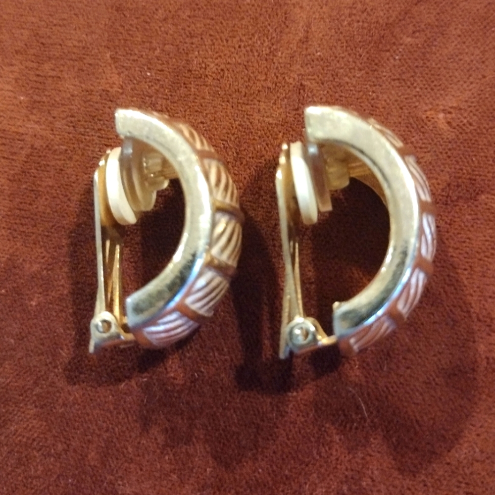 CHRISTIAN DIOR Designer Signed Gold Plated Statement Clip On Earrings VTG - Picture 3 of 7